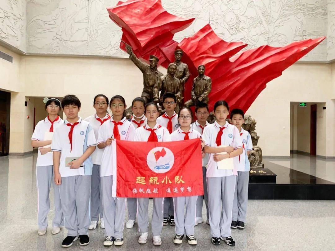 40岁霍启山出席广东省政协会议,与同龄富三代同框,更显帅气年轻